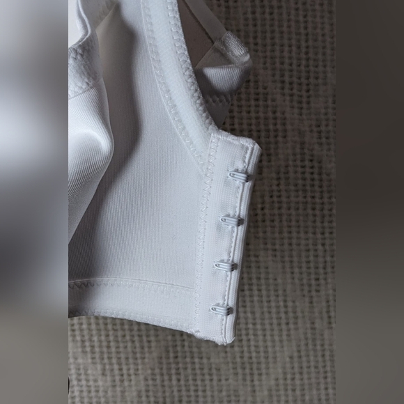 Vanity‎ Fair 42D White Full Coverage Nearly Invisible 3-Way Convertible Bra - Picture 6 of 6